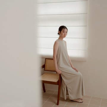 QUEENSHOP_ S 女裝 質感削肩設計側開衩長洋裝-卡其 現+預 【01087068】