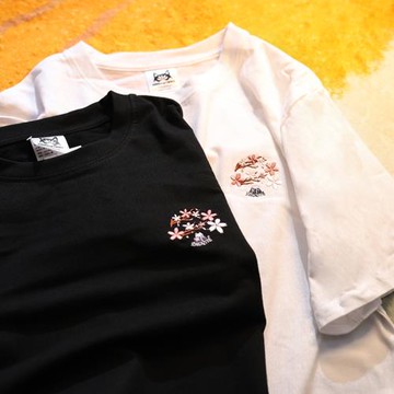 Upch 待看遍世間繁花 日系復古刺繡t恤情侶男女寬松港風學生短袖