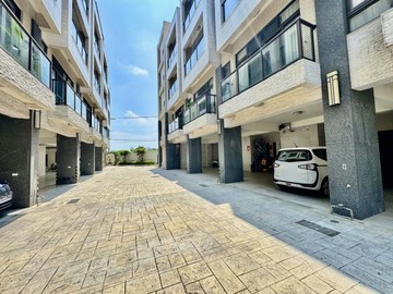 青埔旁 大面寬精裝輕屋齡雙車位電梯別墅一卡皮箱立｜桃園市大園區溪海路