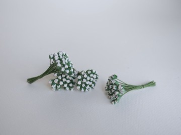 紙花，100 片，尺寸 0.5 x 0.6 公分。含苞待放的玫瑰花，白色。