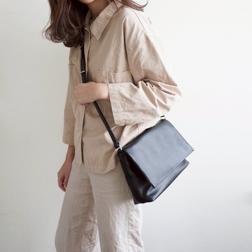 黑色 簡約風手工防潑水斜背包/郵差包