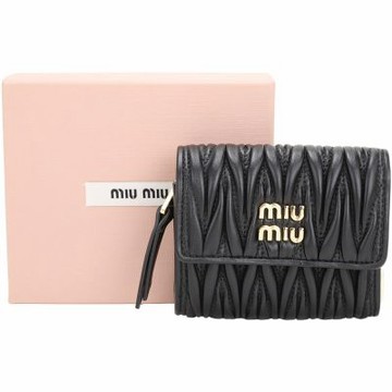 miu miu Matelasse 皺褶納帕羊皮三折釦式短夾(黑色)