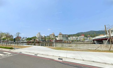 愛河邊綠園道近河濱國小大三房｜高雄市三民區市中一路