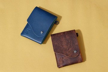 手作真皮直式護照套 - 多色層疊幾何・頸掛式旅行證件包