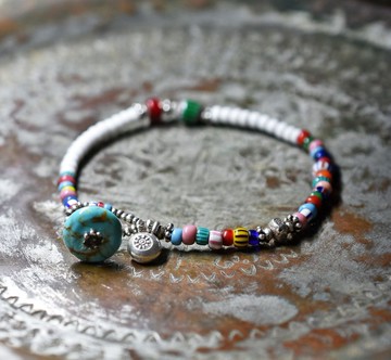 綠色雪佛龍、卡倫銀、多彩威尼斯古董珠的繽紛手鍊 綠松石釦頭