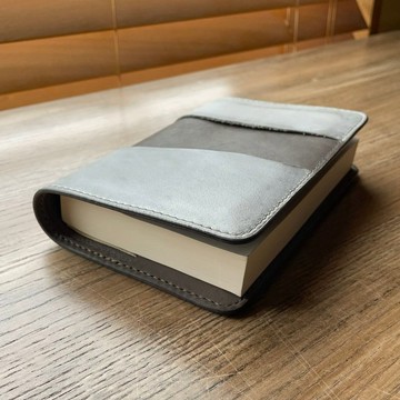《限量品 / 文庫本尺寸》皮革書套（Cenere/Topo）
