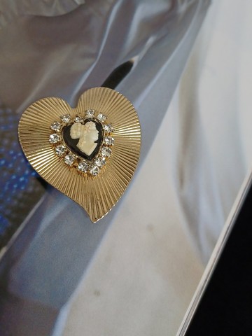 vintage jewelry 古董典雅胸針 金屬放射紋浮雕女神