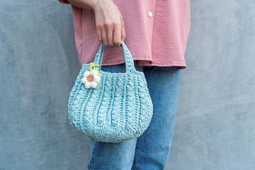 植鞣皮革編織提袋，附可拆式背帶與掛飾小花