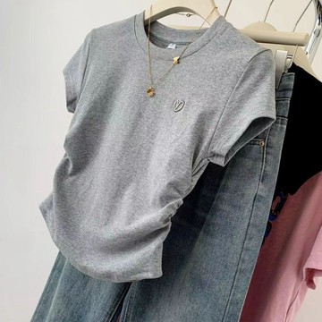 高品質上衣✨黑色短款愛心刺繡短袖t恤女夏季新款正肩t恤修身上衣短款上衣 短款短袖 短袖女 t恤女 女裝上衣 短袖