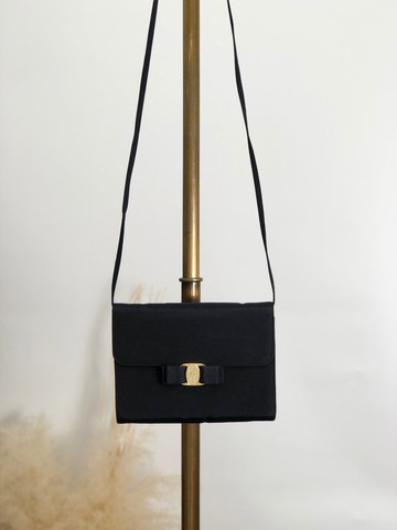 【 日本直送 名牌中古包 】Salvatore Ferragamo 側背包 黑色 Vara 蝴蝶結 萊茵石 緞面 古董 inuabz