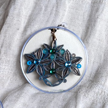 寬版藍底仿金花式捲紙珠飾古典風項鍊