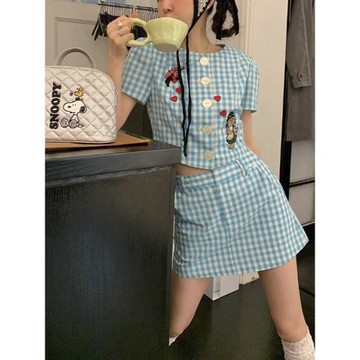 Modelteat周美美清新多巴胺格紋俏皮無領童趣繡花短袖短裙套裝