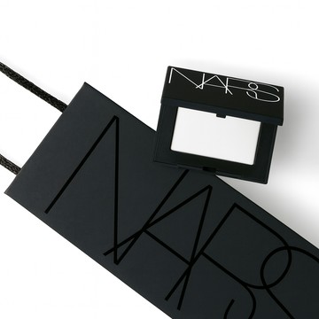 禮物獨家💝【NARS】小白餅旅行版 冠軍定妝蜜粉🏅保留底妝光澤 輕盈控油💫生日最好的禮物🎁 520快樂