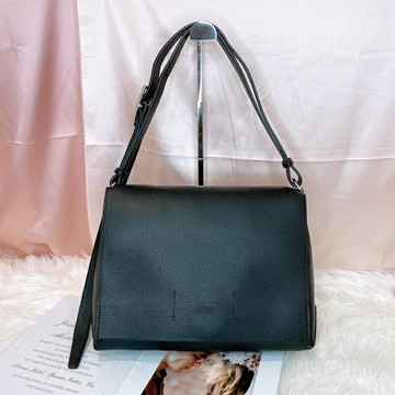 美國代購????台灣現貨 CK 男款 掀蓋大側背包 郵差包 斜背包【送禮精選★APP下單點數4倍送】