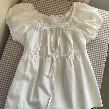♡ 𝑪𝒉𝒊𝒄 𝒖 ♡法式甜美蕾絲娃娃短袖襯衫夏季白色設計氣質新款顯瘦泡泡方領上衣