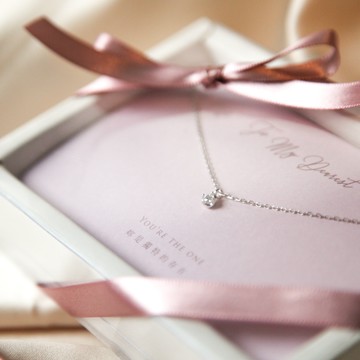 【Isha Jewelry】限時加贈香氛噴霧組 熱銷推薦！『妳是獨特的存在』小皇冠鋯鑽項鍊禮盒組 | 高級莫桑石。送禮首選