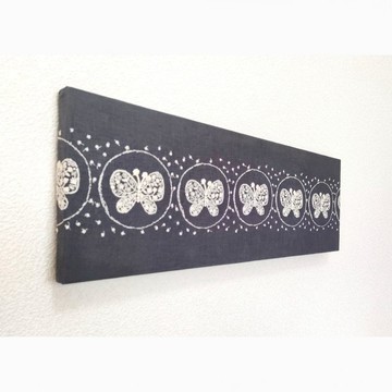 映襯於白牆之上，引人注目。細細品味令人心動的刺繡之美。フォレストウィング 飾板 minä perhonen 居家裝飾 刺繡 時尚 玄關擺飾 生日賀禮