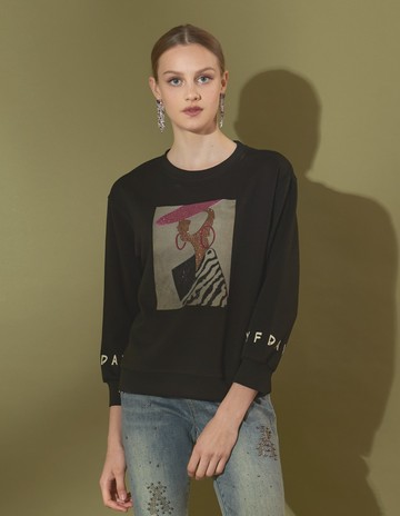 ★【喜芝梅】藝術剪影 復古時尚創意印花圓領寬鬆休閒上衣(黑色；M-2L) 224080239