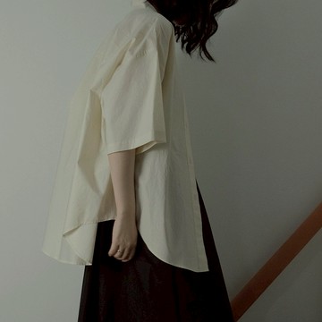 P.YELLOW | 夏季素色極簡圓領通勤短袖襯衣-米白色