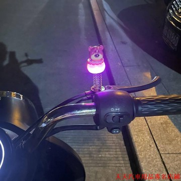 精品火熱👼立體卡通擺件 草莓熊 搖搖樂 閃光玉桂狗 汽車桌邊擺件 可愛彈簧掛件 機車車尾擺件 摩托车卡通摆件 卡通风车