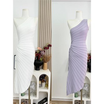 朵來美 高級感白色斜肩辣妹針織連衣裙2025夏季收腰顯瘦包臀裙女