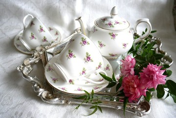 英國製【DUCHESS】玫瑰圖案 茶壺 1 個、茶杯&茶碟 2 客組