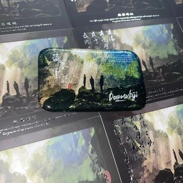 ❤️在臺好貨❤️小紅書同款高顏值盜墓筆記同人周邊張起靈解雨臣拉絲銀蔥方形吧唧