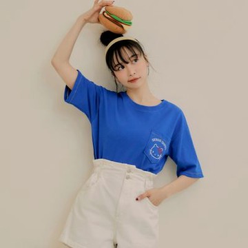 OB嚴選-KITTY CUTIE LAND．落肩口袋印花TEE《KB1452-》
