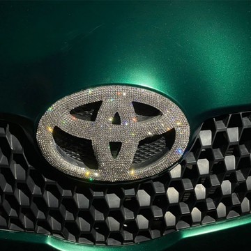 【偉途車坊】🔥台灣發貨+99免運🔥 適用於豐田卡羅拉奕澤裝飾車標鑽貼凱美瑞RAV4致炫鑽貼閃貼裝飾貼