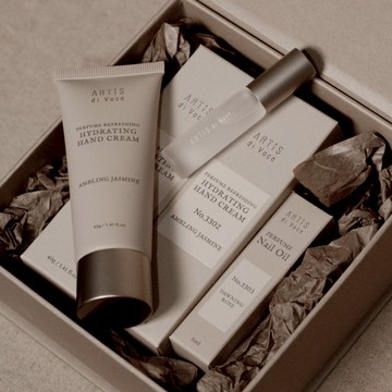 香氛保濕護手組贈小紙盒(多款香味) ARTiS di Voce 香氛保濕護手組+贈小紙盒(保濕護手霜40g+隨身瓶指緣油5ml - 3306初熟紅榴)