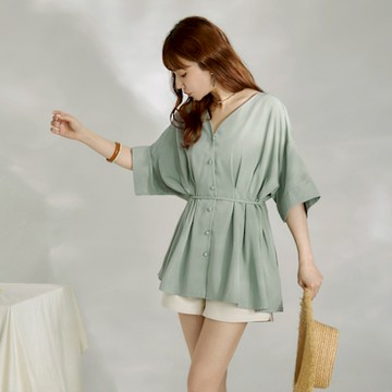 OB嚴選-質感包釦收腰打褶傘襬五分袖上衣(附綁帶)《AB20141-》