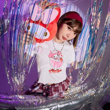 OB嚴選中大尺碼-美樂蒂櫻桃酒杯印花木耳邊短版上衣《IO0031》