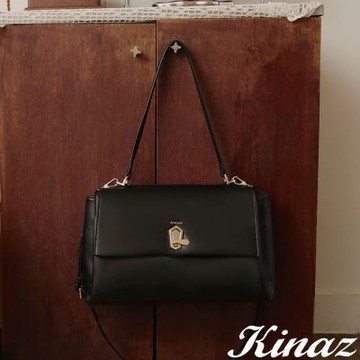 KINAZ 鑽石金屬轉鎖三層掀蓋斜背肩背包-流光曜黑-微鑽系列