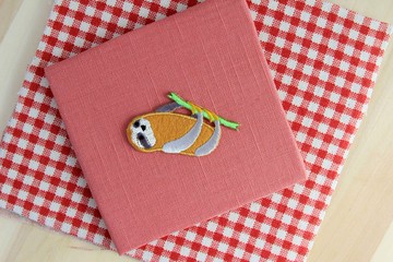 橫倒立樹懶-自黏繡布貼小樹懶系列