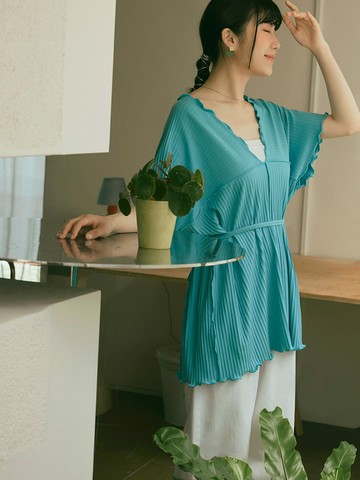 彈力坑條大V領捲捲邊造型上衣(附綁帶)