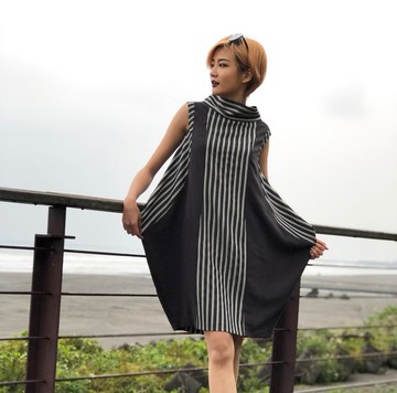 春夏新款黑灰白條紋高領創意女士洋裝