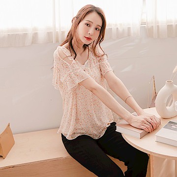 挖肩荷葉造型雪紡上衣．附內搭-OB大尺碼