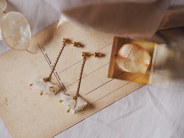 扇形叢花 霧面磨砂長耳環 霧白