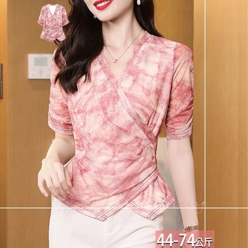 V領交叉暈染印花壓褶開衩上衣 M-3XL【455220X】【現+預】☆流行前線☆