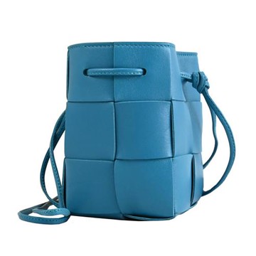 BOTTEGA VENETA 680217 大格編織羊皮迷你小桶包.藍綠