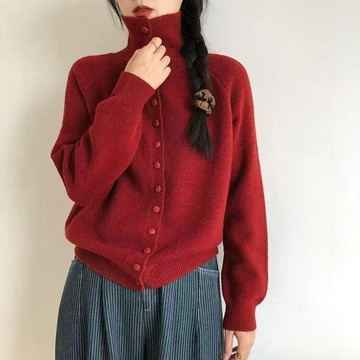 紅色秋季超火慵懶風高領毛衣女年秋冬新款單排扣設計開衫外套 韓係慵懶感～針織外套 秋冬復古開衫 寬鬆外搭 針織毛衣 長袖女