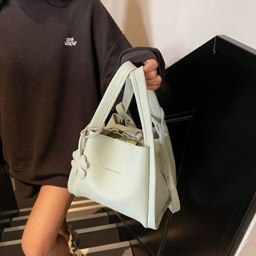 女包 輕奢小眾手提包 水桶包 單肩包 斜挎包 流行女包原創簡約時尚休閒手拎水桶包輕奢洋氣女士荔枝紋軟皮大容量斜挎包