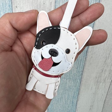 療癒小物 白色 可愛笑臉 法鬥 狗 純手工縫製 皮革 吊飾 小尺寸