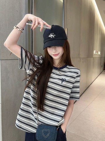 【missy shop】數位心跳聲條紋刺繡圓領上衣-84291