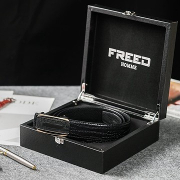 【FREED】浮雕金邊方扣真皮皮帶 生日禮物