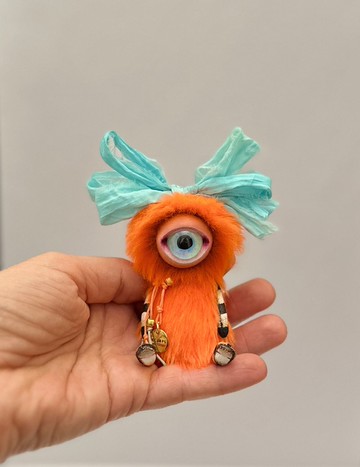 迷你橘色獨眼巨人藝術玩偶 – 手工軟雕塑，獨一無二的奇幻生物