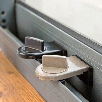 （4入）窗戶安全鎖 防護安全 卡扣 卡榫 門窗鎖 防盜鎖 安全扣 限位器 防墜鎖 定位鎖 防開窗 兒童安全鎖 橘魔法 現貨【BB7070】