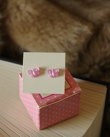 老又好古董珠寶1982年透光粉紅塑料蝴蝶針式耳環Avon p234