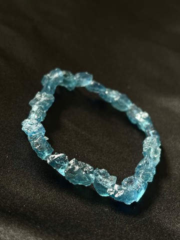 任性的樣子。提升喉輪共振 吼輪 海藍寶 隨型 手串 手鍊 手珠