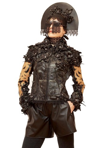 手工製作、充滿貴族氣息的奢華黑色真皮印花女款夾克。